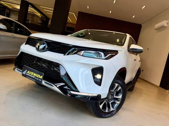 TOYOTA HILUX SW4 2.8 D-4D TURBO DIESEL SRX PLATINUM 7L 4X4 AUTOMÁTICO